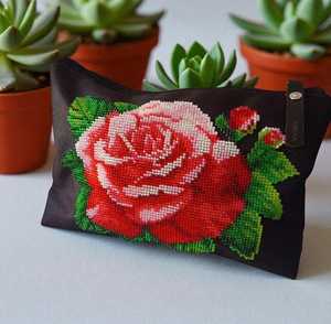 Pochette à cosmétiques perlée faite à la main |   Pochette à maquillage en tissu durable |   Accessoire brodé - Product Image 3