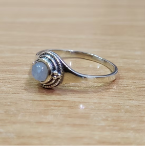 Bague élégante en pierre de lune, minimaliste et légère, en argent 925 - Bijoux fins faits à la main, accessoires fabriqués en Inde - Product Image 2