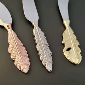 Juego de Cuchillos para Queso con Mango de Pluma Dorada, Hojas de Acero Inoxidable, Utensilios para Servir Comida, Grabados para Familiares y Amigos - Product Image 6