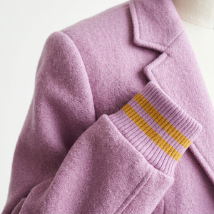 Chaqueta estilo universitaria para mujer, color lila, personalizada, con rayas doradas mostaza, dobladillo acanalado, bolsillos con ribete, estilo pastel. - Product Image 4