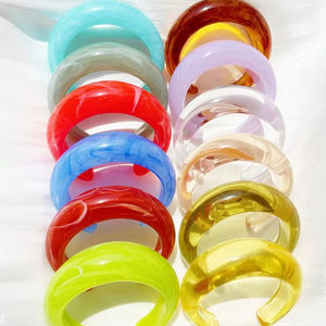 Brazalete abierto en forma de C de resina, pulsera ancha y gruesa de acrílico, banda opaca y colorida para la muñeca, joyería de mano para mujer, venta al por mayor. - Product Image 1