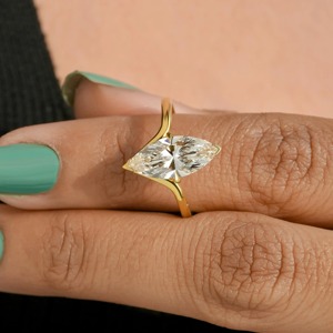 Anillo de Diamante Cultivado en Laboratorio con Corte Marquesa de Diseño Premium en Oro Amarillo de 14K con Certificación IGI y Claridad VVS - Product Image 5
