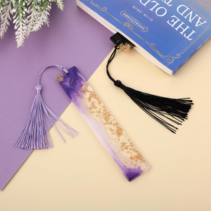 Marque-pages en résine époxy naturelle en gros, le cadeau idéal pour les amateurs de livres, couleur rose et paillettes dorées, artisanat à prix incroyable - Product Image 3