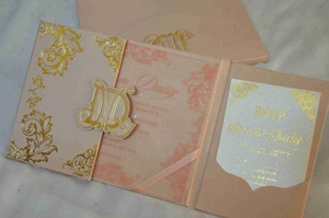 การ์ดเชิญงานแต่งงานแบบ Gatefold ลายดามัสก์ปั๊มทอง พร้อมการ์ดอะคริลิคใส 3 มิติ ลายอักษรย่อ และซองจดหมายแบบมีช่องใส่การ์ดตอบรับ - Product Image 1