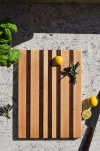 Planche à découper rectangulaire en bois et résine, motif rayé, antidérapante, pour cuisine, plateau de service, planche à fromage, 20 mm - Product Image 1