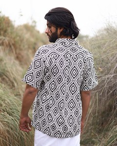 Camisa de algodón hecha a mano para hombre, con estampado tradicional, manga corta, estilo casual para verano, con botones, ideal para resort y playa. - Product Image 2