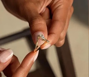 Bague solitaire en diamant taille poire ondulée de créateur avec bande ouverte, collection de bijoux fins de luxe haut de gamme pour fiançailles et mariage - Product Image 3