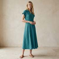 Robe midi en lin bleu sarcelle pour femme avec col polo et manches courtes, en tissu léger, style moderne, coupe confortable