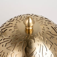 Plat de service de luxe doré pour buffet de mariage avec couvercle en dôme ajouré de style arabe et design en cage pour la restauration hôtelière