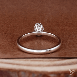 Anillo de Compromiso con Diamante Ovalado Pequeño, Oro Sólido de 10K, Diamante Cultivado en Laboratorio, Certificado IGI, Joyería Nupcial Minimalista y Elegante - Product Image 3