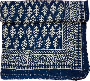 Edredón Tradicional de Algodón Kantha Índigo Silkgram con Patrón Floral Azul, Cosido a Mano, Ecológico, 300 Hilos, Decoración para el Hogar - Product Image 1