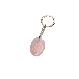 Pendentif porte-clés ovale en pierre précieuse rose naturelle, sculpté, gravé et imprimé, cadeau d'affaires - Product Image 1