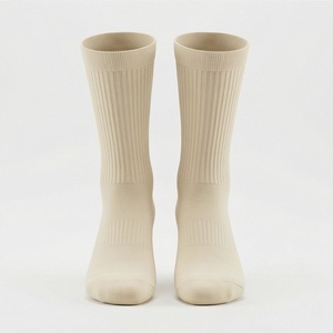 Chaussettes ras du cou unies 100 % coton respirantes tricotées style classique pour adulte, idéales pour le printemps et le quotidien - Product Image 1