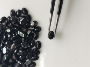 Spinelle noire naturelle 7x5MM taille ovale, pierre précieuse de qualité supérieure pour la fabrication de bijoux - Product Image 1