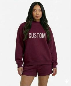 Ensemble pull molletonné à col montant et short pour femme – Collection automne décontractée avec logo frontal – Marque personnalisée – Écologique et de haute qualité - Product Image 3