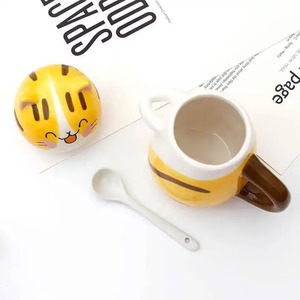 Mug en céramique mignon de style dessin animé, idéal pour les cafés, les bureaux et les maisons, mug adorable au design charmant qui ajoute du plaisir aux routines quotidiennes. - Product Image 4