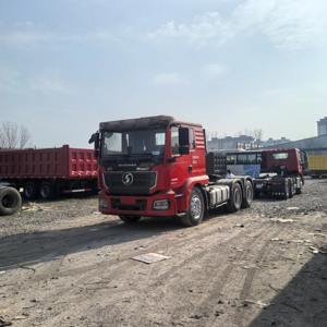 Tractor diésel industrial de servicio pesado 6x4, cabezal motriz para operaciones de transporte por carretera, logística y construcción, con volante a la izquierda. - Product Image 1