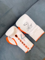 Ensemble d'entraînement et de sparring en cuir neuf, sur mesure, super confortable, comprenant des gants de kickboxing Fly, un protège-tête et un protège-guêtres.
