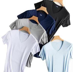 เสื้อยืดผู้ชายคอวีแบบเรียบพิมพ์โลโก้ได้ตามต้องการ - Product Image 1