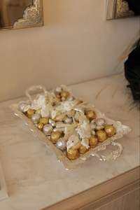 ถาดขนมรูปวงรีลายทองหรูหรา พร้อมมินิเค้กและช็อกโกแลตหลากหลายชนิด สำหรับเสิร์ฟในงานเลี้ยงน้ำชาสุดหรู - Product Image 6