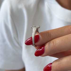 Bague de fiançailles vintage en or blanc avec diamant de laboratoire allongé de 2 carats, taille coussin, sertie de milgrains, certifiée IGI - Product Image 2