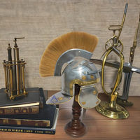 Casque de Centurion Romain Médiéval d'Imitation Antique, Armure Polie, Plume Argentée Imprimée UV, Décoration Artisanale Faite à la Main pour la Maison et le Bureau