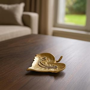Plat décoratif en métal doré fait main en forme de feuille, élégant récipient de rangement à motif botanique, centre de table, décoration intérieure - Product Image 4