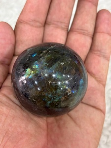Sphère de cristal de labradorite aux reflets gris fumé, iridescence bleue, géométrie polie, motifs minéraux fluides - Product Image 5
