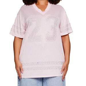 Camiseta de moda personalizada con pedrería rosa brillante estilo streetwear Y2K, camiseta con gráfico de números de pedrería y cuello en V, venta al por mayor de camisetas con pedrería. - Product Image 3