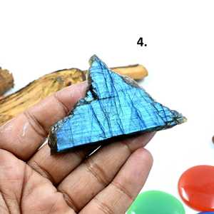 Piedra de labradorita natural seleccionada a mano, en forma de chips pequeños, con patrón de destellos azules, para meditación y sanación energética, ideal para la elaboración de joyas. - Product Image 4