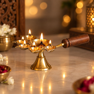 Lampe à huile traditionnelle en laiton doré Panchdeep Diya avec cinq supports de mèches et base en bois pour la Pooja, le temple, la maison et les cérémonies spirituelles - Product Image 1