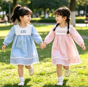Vestido de algodón para niñas con cuello bordado con un nombre personalizado, delicado ribete de encaje y un estilo de alta costura. - Product Image 6