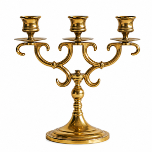 Candelabros de metal dorado elegantes de 3 brazos para centros de mesa decorativos para cenas de gala y eventos. - Product Image 1