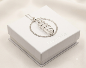 Collar con Colgante de Cuarzo Cristal Natural Grado AAA de 20mm, Bañado en Plata, con Ajuste Minimalista de Alambre Envolvente, Piedra de Sanación de Cristal - Product Image 1