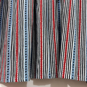 เดรสวินเทจผ้าฝ้ายพิมพ์ลายดอกไม้ด้วยมือ งานแฮนด์เมด เป็นมิตรกับสิ่งแวดล้อม คอวี แขนสามส่วน แต่งระบายลูกไม้ ซักได้ ใส่ได้ในโอกาสทางการ - Product Image 3