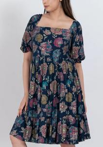 Robe d'été courte en rayonne à col carré de qualité supérieure pour femme, tissu léger et confortable pour la plage, disponible à la vente - Product Image 2