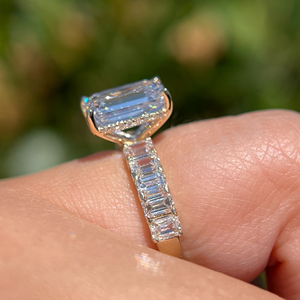 Bague de fiançailles et de mariage en or jaune 14 carats avec diamant de laboratoire taille émeraude de 5,30 carats, cadeau de fête, bijoux - Product Image 5