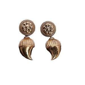 Pendientes Jhumka de Latón Oxidado en Tono Dorado con Engaste de Circonita, Estilo Clásico, Forma de Campana, Regalo de Boda para Mujer - Product Image 5