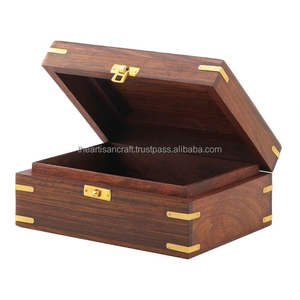 Boîte à bijoux carrée en bois moderne, artisanale, durable, avec sculptures, organisateur pour les cadeaux de bijoux pour femmes - Product Image 6