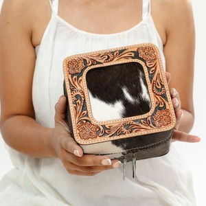 Nouveaux cheveux élégants occidentaux faits à la main sur boîte à bijoux en cuir de vachette usiné mignon à la mode voyage bijoux essentiels stockage minimal - Product Image 1