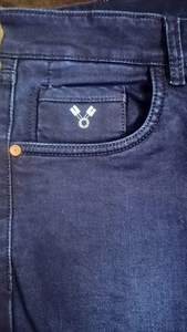 กางเกงยีนส์เดนิมทรงปกติสีน้ำเงินเข้มสำหรับผู้ชาย ผลิตจากผ้าฝ้ายยืดพรีเมียมเพื่อความสบายเหนือระดับ พร้อมการฟอกแบบเรียบเพื่อให้ดูสะอาดตา - Product Image 5