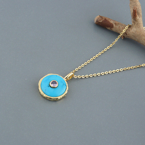Collier minimaliste avec pendentif rond en turquoise bleue et micro-zirconiums, plaqué or 18 carats, texture finition collet. - Product Image 4