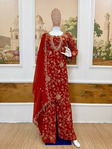 Ensemble indien pakistanais en velours rouge brodé, avec des motifs floraux et des perles, Lehenga Choli, châle, tenue de fête de mariage - Product Image 1