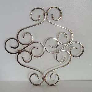 ขาตั้งสามขาแกะสลักโลหะลายดอกไม้สำหรับโต๊ะอาหารเหมาะสำหรับการเสิร์ฟอาหารและเพิ่มองค์ประกอบการออกแบบที่สง่างาม - Product Image 1