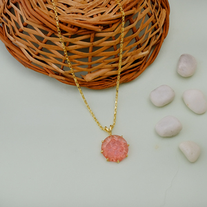 Pendentif solitaire rond en quartz rose - Collier sculpté à la main avec motif floral - Charme bohème pour superposition - Cadeau personnalisé R - Product Image 4