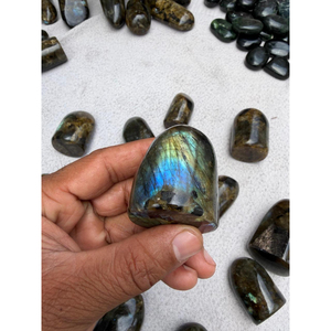Figurine artisanale en labradorite bleue naturelle chatoyante, forme libre, durable – Décoration d'intérieur, cadeau d'affaires, objet d'art - Product Image 3