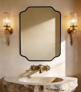 Elegante espejo de pared con borde festoneado y una delgada marco de latón vintage, cristal rectangular con esquinas cortadas. - Product Image 3