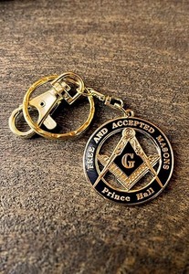 F&AM Prince Hall Medallion Masonic Keychain - [<b>Black</b> & Gold][1 1/2'' Diameter] Metal Key Chain Charm - Product Image 4