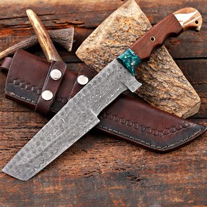 มีดแทร็คเกอร์ใบมีดเหล็กดามัสกัสทำมือพร้อมปลอก - มีดลายหยดน้ำแบบฟูลแทงก์พร้อมด้ามไม้พะยูงและเรซิ่น - Product Image 1