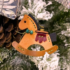 Cheval à bascule décoratif en cuir fait main avec surpiqûres détaillées, selle et perles aux couleurs vives, parfait comme ornement décoratif de fêtes - Product Image 1